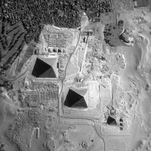 エジプト、ギザのピラミッドの衛星写真。 NASAの信用。